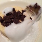クッチーナ イタリアーナ ガッルーラ - 濃厚で歯ごたえもあるヴァローナチョコレート♪の味と食感を引き立てる？優しさ抜群のクリームチーズ