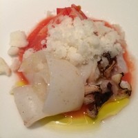 クッチーナ イタリアーナ ガッルーラ - ＜前菜1＞                  師崎産の新イカ「甲イカの子の炙り）、トマトのガスパチョと玉ねぎのジェラート