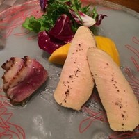 クッチーナ イタリアーナ ガッルーラ - ＜前菜２＞                    桜の木で軽く燻した「フレッシュフォアグラ」と「マンゴー」山形県産栃の木の花の蜂蜜サルサ　マグレ鴨のレアを添えて