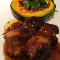 クッチーナ イタリアーナ ガッルーラ - ＜メイン＞                   沖縄県産　「琉美豚のスペアリブ」と巨峰のバルサミコ煮込　南京のピューレ　クレソンと焼きカボチャのサラダ