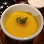 小川の魚 - 丼セットの茶碗蒸しは、梅肉と紫蘇が載ってて洗練されたお味です。表面に葛湯のような膜がはってて冷めにくく、口当たりもよいです