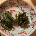 瀧ざわ ～円居～ - 突き出し（こごみのニンニク漬け、花ワサビ）