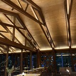 SHOLA - 坂茂氏設計の開放的な空間です　直前にホテルの建築アートツアーで建築思想（なぜこうなっているか）を伺っていたので　素晴らしさを改めて感じることができました