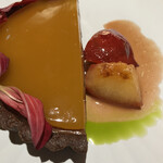 SHOLA - チョコレートのタルトにプラムのキャラメリゼ　残しておいた赤に合いました　食後のコーヒーもきかれましたが　何となく遠慮して辞去しました　「美味しかったです　ご馳走様でした」は偽らざる本心なのですが…