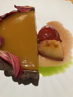 SHOLA - チョコレートのタルトにプラムのキャラメリゼ　残しておいた赤に合いました　食後のコーヒーもきかれましたが　何となく遠慮して辞去しました　「美味しかったです　ご馳走様でした」は偽らざる本心なのですが…