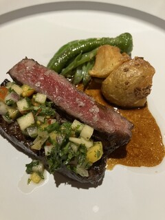 SHOLA - メインです　まずは赤城和牛　ワカモレ風の野菜ソースとの取り合わせで　互いの良いところが引き出されます