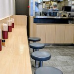 吉そば - 店内を見回すと、とっても清潔、片方の壁に立食いカウンター、もう一方はスツールがあります。 女子でも全くOKだと思いますが、この日も相客は男性オンリーでした。