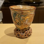 銀座 しのはら - と気づいたら、篠原さんが目の前に持ってきてくれました。敦煌モチーフのようで、これから揃えようとお考えのよう。とっても素敵。