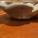 銀座 しのはら - うさぎの向付はちょうど顔の下が持ちやすいようにこんな形　と滞在中の古川さんが発見したそうです