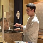 銀座 しのはら - 田中くんが鰻焼いてる！