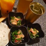 炭火焼き居酒屋 串道楽 - 夫は生中、私はコラーゲン入りキウイサワー、娘はオレンジジュースで乾杯⭐️後で計算したら200円位のお通しもさっぱり美味しい♡