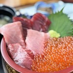 お食事処 かもめ - まぐろ・いくら丼