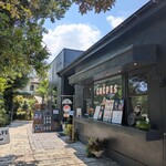 おかしさん - テイクアウトコーナーの奥に喫茶コーナー