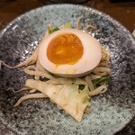 粉ひで - お通しの煮卵も旨い。