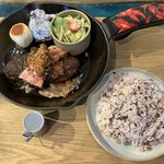 キッチン グリズリー - クラシックバーグ(ベーコン乗せ・Ｍサイズ)・オニオンソース＆ライスＭ