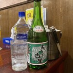 民謡居酒屋 かなさんどー - 泡盛ボトル（720ml）古里20度3,300円、ミネラルウォーター1L250円