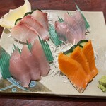 民謡居酒屋 かなさんどー - さしみ盛り合わせ（琉球スギ、赤マチ、マグロ、サーモン）1,350円