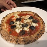 ピッツェリア オステリア カポ - トマトベースの、アンチョビ系ピザ（スモール）アンチョビがいいアクセント。