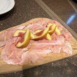 ピッツェリア オステリア カポ - 生ハムと旬のイチジクのカルパッチョ。生ハムの塩味控えめで好みでした！