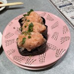 根室花まる - 脂ノリノリサーモン中落ち軍艦❤️