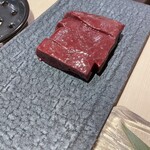 焼肉木村 - レバー。実際にはこれ以上に真っ赤で鮮度の高いことが窺えます。炙る程度でいただきました◎