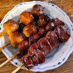 もつ焼きごえん - おまかせ串(タン、鶏つくね)
