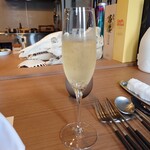 Restaurant Honjin - ◯ノンアルコールスパークリングワイン
            一休レストラン予約での特典ドリンクで
            アルコール入りかノンアルコールかを選択出来た♪
            キレの良い白のスパークリングで
            口の中の味わいチェンジには適していると思える