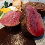 Restaurant Honjin - 血が滴る感じで滲み出ている火入れ感の鹿には
            軽くミネラル感ある塩が直接触られていて
            
            鹿肉自体にも旨味感があるなあ♪