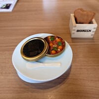 Restaurant Honjin - ▷Amuse
                      枡はほうろく菜種油を使用したチュイルで
                      ピーナッツバターのサンド
                      
                      キャビアの方は下にアボカドのフォンデュ？
                      オードトマトのジュレ上にサーモンのタルタル
                      黄色い点々が卵黄をコンフィした品