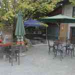 阿左美冷蔵 - すぐ近くには食後に一休みするのに丁度良い椅子が用意されており
      食後に同行者のトイレが長い時も安心です。