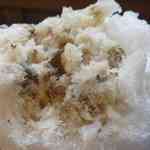 阿左美冷蔵 - 食べ始めた頃の勢いそのままに天然氷かき氷を食べ進んでいき