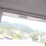 阿左美冷蔵 - 光のさす未来へ！進むべく駅舎を出ます。