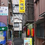 318670127 - 関帝廟前から路地に入る