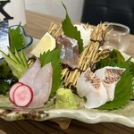 和中ダイニング ゑ富 - 鮮魚お造り盛り合わせ(コチ、いなだ、鬼かさご)