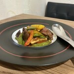 和中ダイニング ゑ富 - 和牛とスナップエンドウの黒胡椒炒め