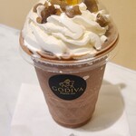 GODIVA - ショコリキサー《マロンクラシック》(税込845円)【テイクアウトは税込830円】
ゴディバのチョコレートを使ったショコリキサーにホイップクリーム、賽の目切りされたコンポート栗がトッピングされています