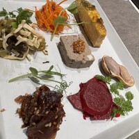 ON the TABLE CHINESE - 