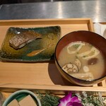 一粒一粒 - お出汁が美味しい揚げと茄子の味噌汁