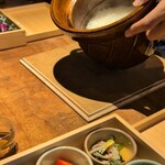 一粒一粒 - 炊きたての湯気の匂いがもう家のご飯と違う
                                ご飯は、土鍋で1人2〜3杯分はあります。