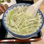 牛たん炭焼 利久 - テールスープも最高！テールもほろほろでめっちゃ美味しい。