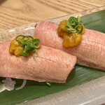 牛たん炭焼 利久 - 牛たんとウニの握り(現実)