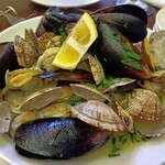 ティアブランカ - アサリとムール貝のワイン蒸し