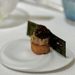 Restaurant KEI - 「キャヴィアのセカンドサーヴ」。
キャヴィアへの拘りは強いようで、複数のお皿で使われていました。
KEIさんでは、Kaviari社のクリスタル♪
それを、大トロに揚げたお米とともに海苔巻き。最高か！