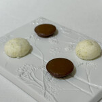 Restaurant KEI - レモンかライムのギモーブを凍らせたようなお菓子、これがすごい美味しい！好み(^^)
キャラメルのムースのようなお菓子と対極で、とても楽しい余韻を残してくれるミニャルディーズです♡