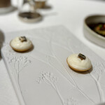 Restaurant KEI - ３種のアミューズの中の一品で、こちらも定番のタルト。
ヨーグルトムースに燻製の香りが付いていて、ふくよかさと爽やかさのバランスがいいんです。
これ、好きなんです(^^)