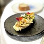 Restaurant KEI - メインの付け合わせ。
チコリにプライドオニオンが乗っていて、バルサミコが爽やか。
濃厚なメインに、素晴らしいパートナーです♪