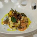 Restaurant KEI - これはまた、コースに異なるアクセント！
飽きさせません。
カレー風味のオイルで、ソテーしたぷりぷりなアンコウをいただきます。
ホント、全体的に馴染みやすいアプローチなんですけど、一つ一つの深度が深い。