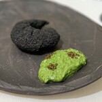 Restaurant KEI - 同じコースの他の方には、藁で燻したオマールなのですが、昨年とかぶるので、変えて下さいました。
衣に竹炭をまぶした、オマールのフライ。
キャヴィアのグリビッシュソースと。
食感と風味、たまらぬ(^^)