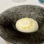 Restaurant KEI - チーズをいただくお腹の余裕がない事をお伝えしたら、ゴルゴンゾーラのムースを出してくださいました！
もちろん、チーズの濃厚さはあるのですが、下に敷かれたトマトがフルーツのような甘さで、めっちゃ合う♪