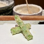 天ぷら 元吉 - アスパラガス 山形より
      アスパラガスはリズミカルに油に投入！
      食材により油への入れ方も若干違うように感じます！
      穂先はそのまま、下の部分は塩で、瑞々しさが素晴らしい事！
      